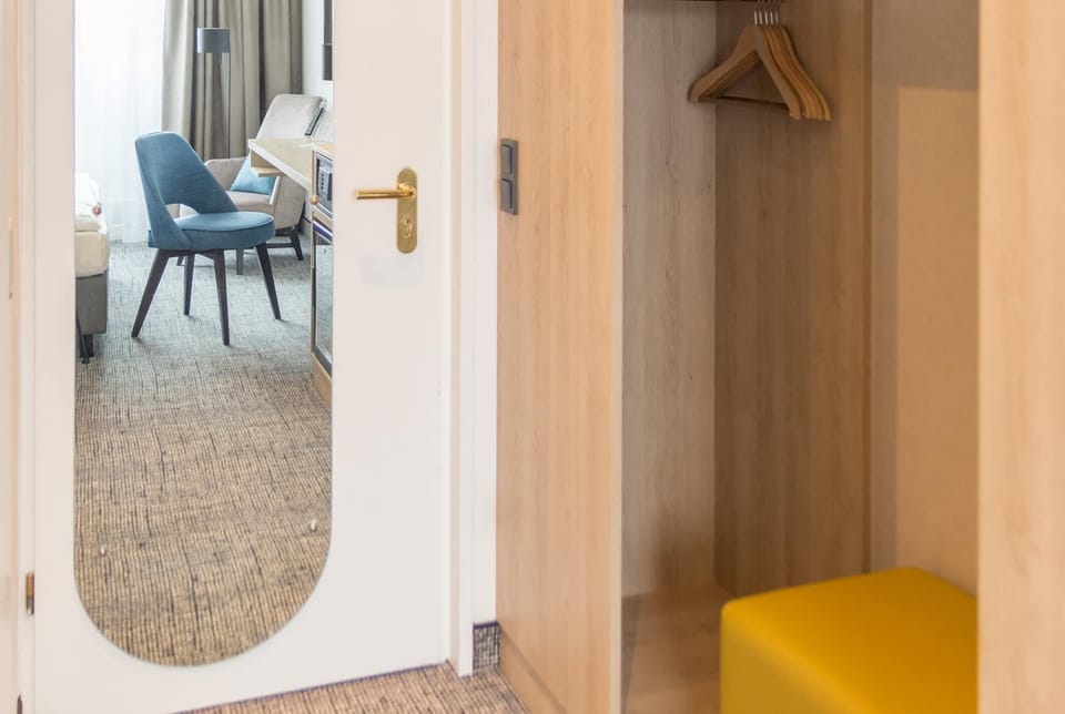 Hypo-allergenic bedding, minibar, desk, laptop workspace