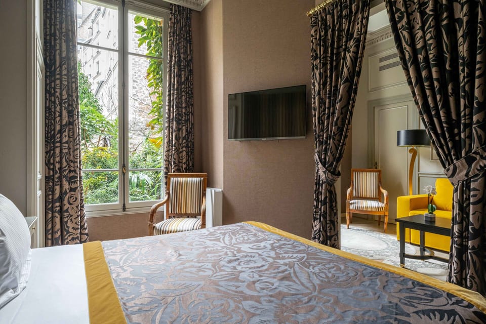 Apartment, Garden side - Complimentary soft minibar,courtesy tray, Chromecast and digital press | Free minibar items, in-room safe, desk, blackout drapes