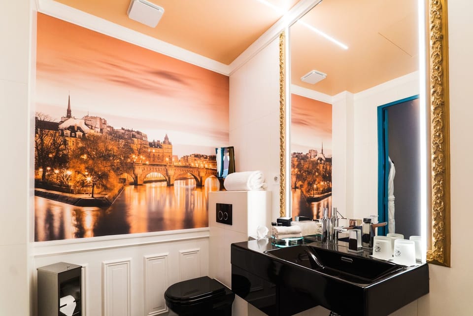 xxx Chambre Deluxe xxx | Bathroom | Eco-friendly toiletries, hair dryer, bathrobes, slippers