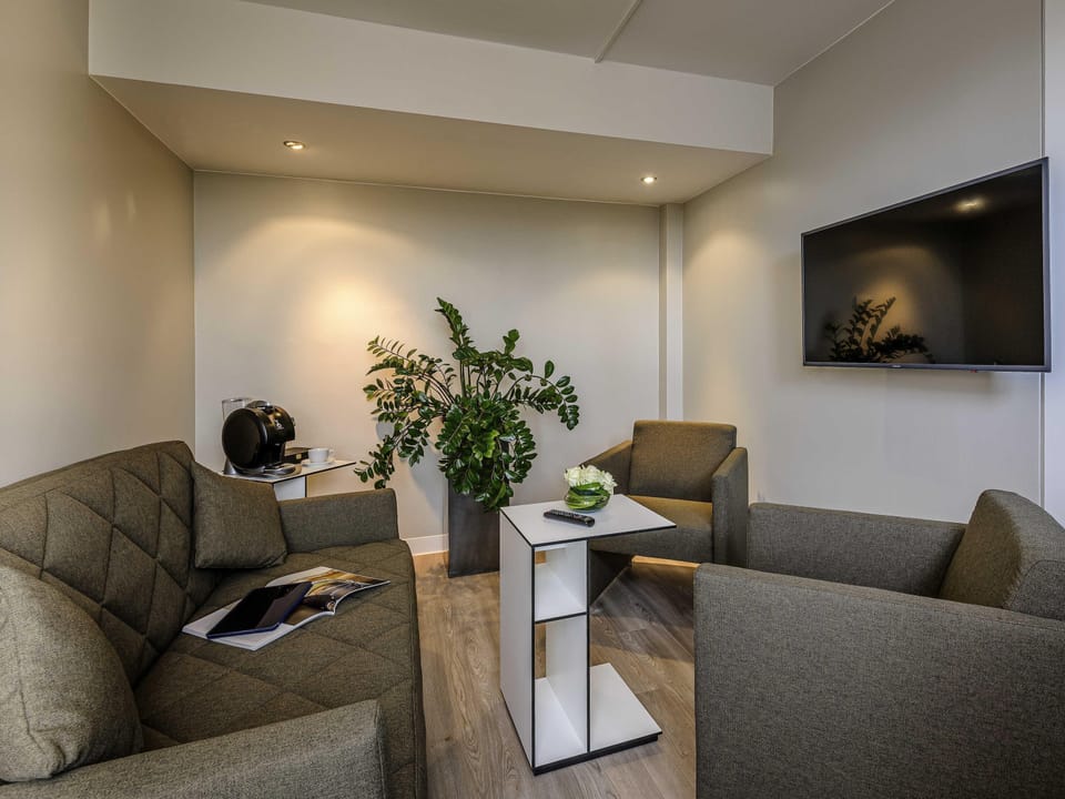 Junior Suite, 1 Double Bed | Hypo-allergenic bedding, in-room safe, desk, blackout drapes