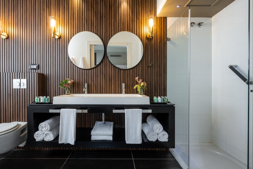 Suite Gordon | Bathroom | Free toiletries, hair dryer, towels