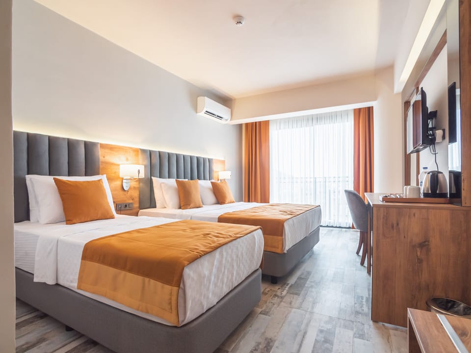 Superior Room, Sea View | Minibar (some free items), in-room safe, blackout drapes, soundproofing