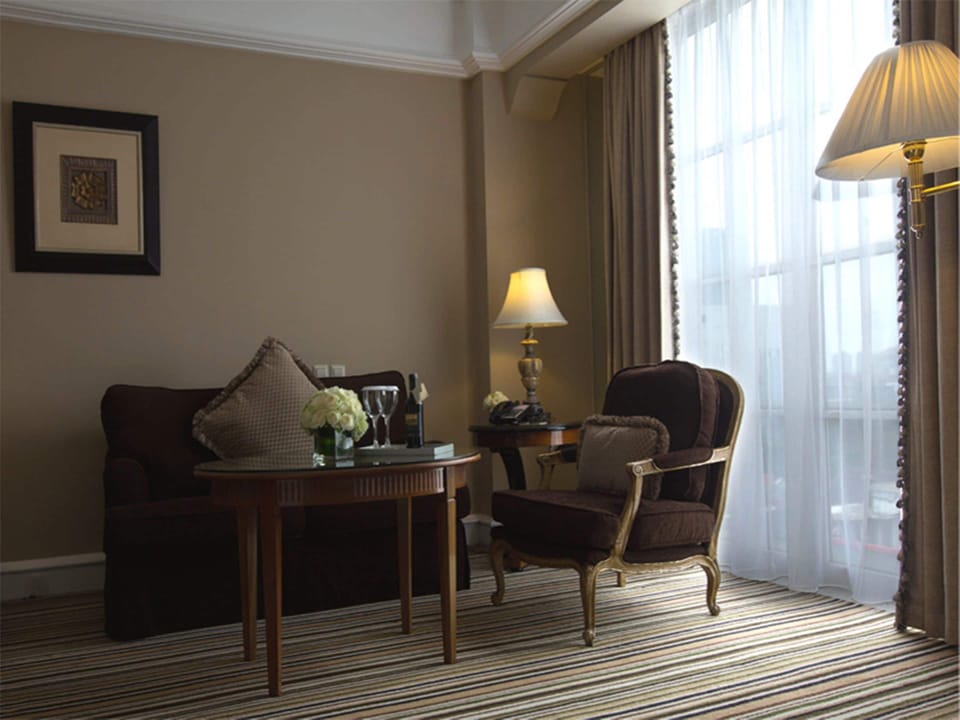 Deluxe Suite | Minibar, in-room safe, desk, iron/ironing board