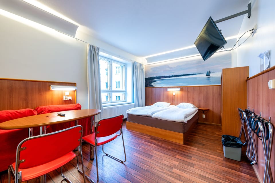 Blackout drapes, soundproofing, free WiFi, bed sheets