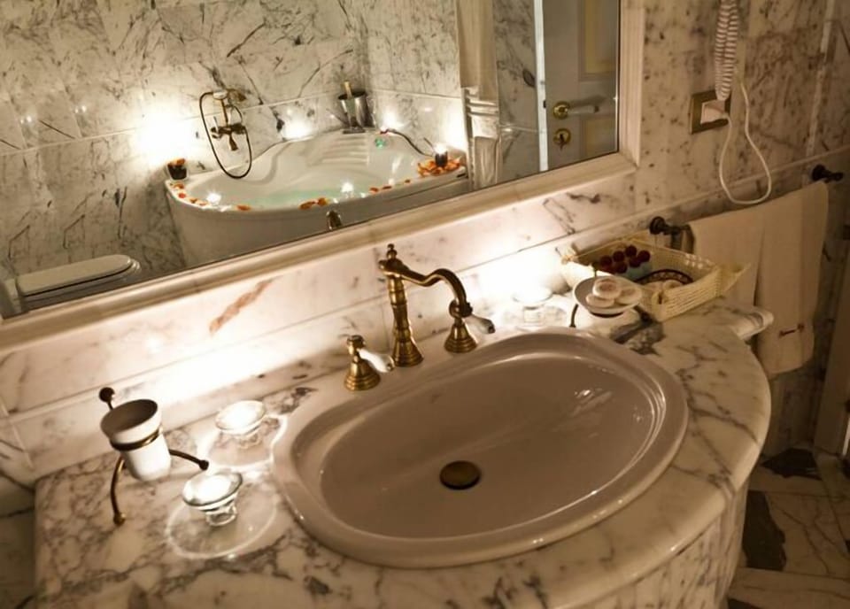Premium Suite, Connecting Rooms | Bathroom | Free toiletries, hair dryer, bathrobes, slippers