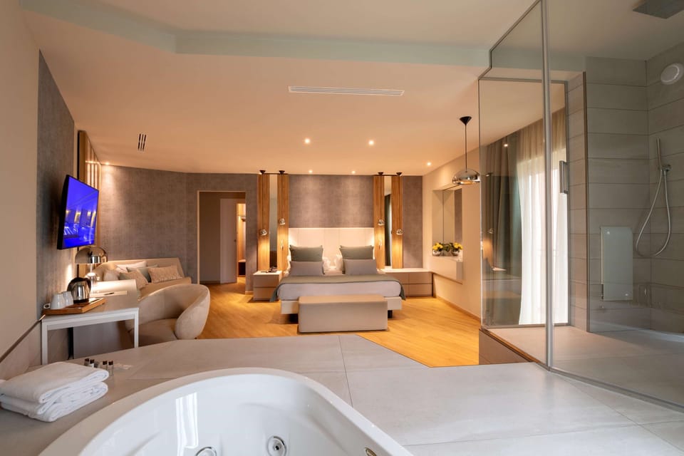 Junior Suite, 1 Queen Bed, Non Smoking | Bathroom | Free toiletries, hair dryer, slippers, bidet