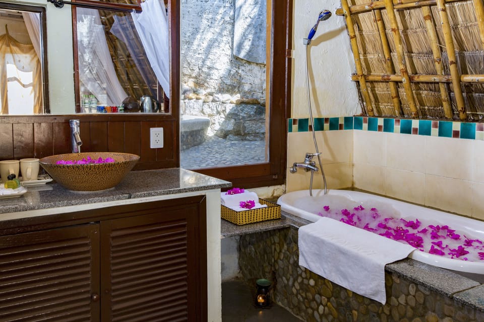 Combined shower/tub, deep soaking tub, free toiletries, hair dryer