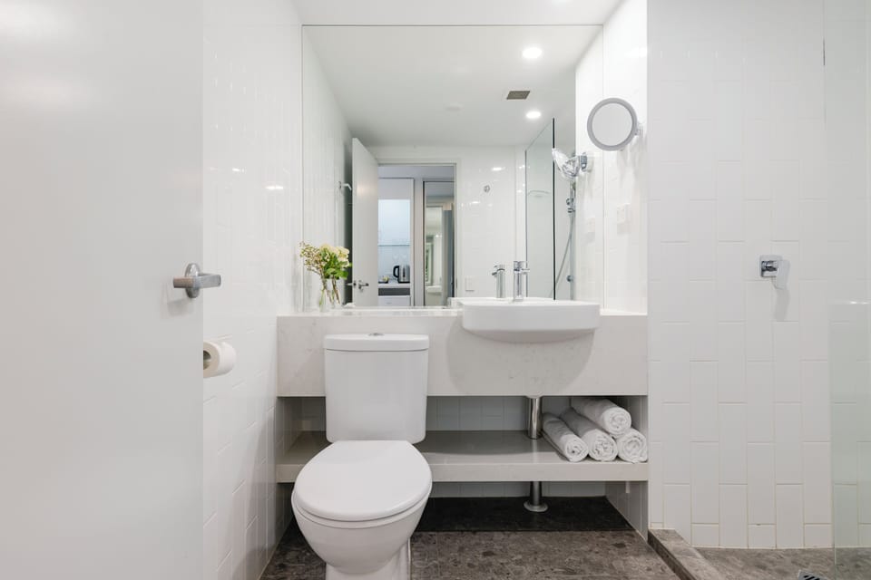 Deluxe Triple Room | Bathroom | Free toiletries, hair dryer, towels, soap