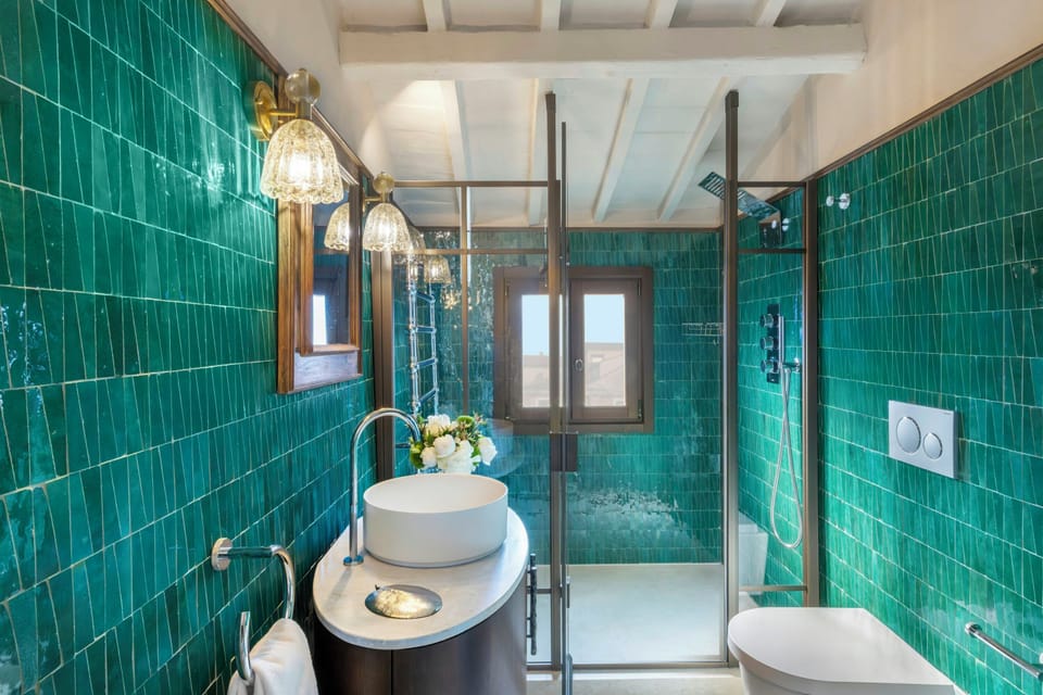 Combined shower/tub, rainfall showerhead, towels