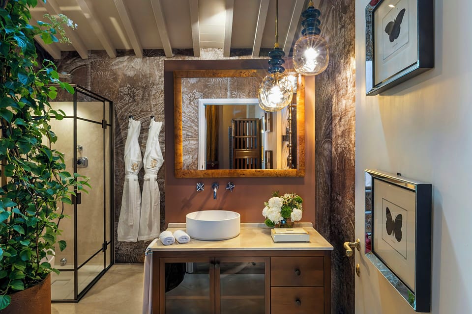 Combined shower/tub, rainfall showerhead, towels