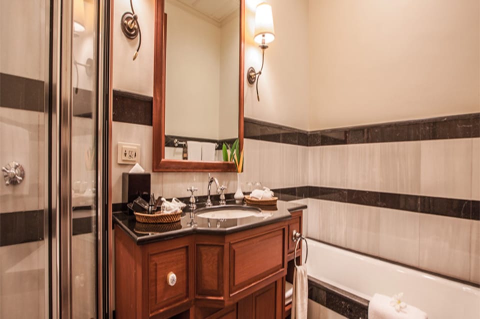 Executive Suite | Bathroom | Separate tub and shower, deep soaking tub, free toiletries, hair dryer