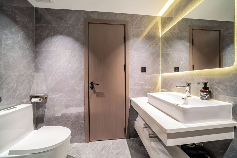 Deluxe Twin Room | Bathroom | Slippers, towels
