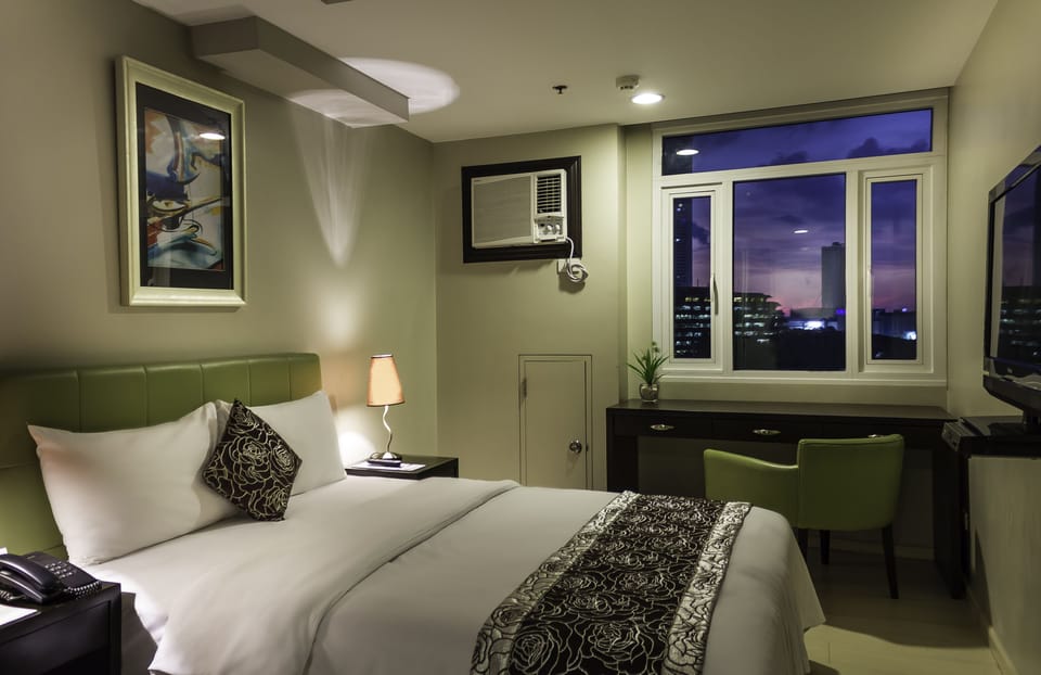 Premium bedding, in-room safe, individually decorated