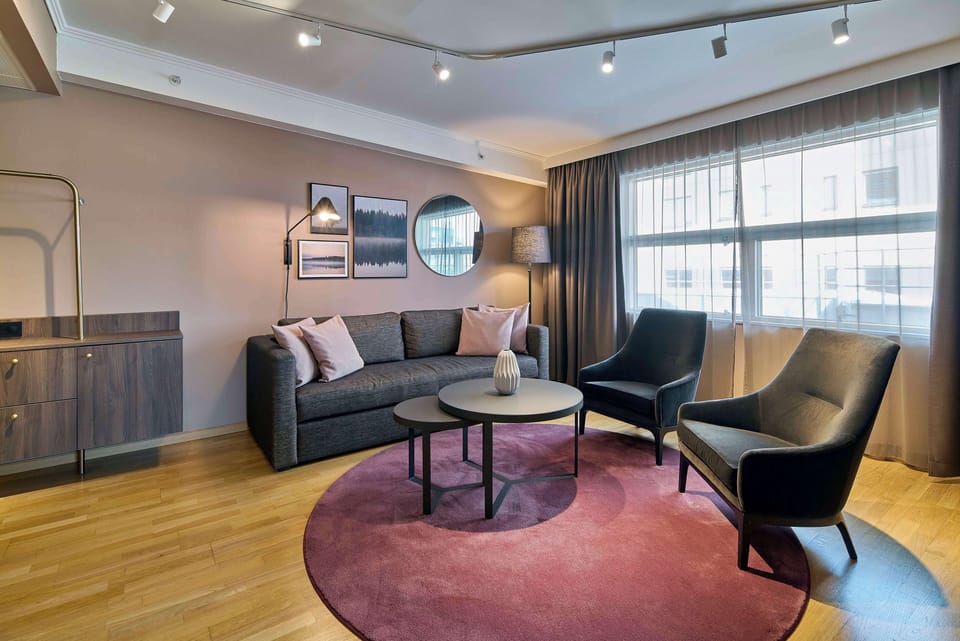 Suite | Desk, soundproofing, iron/ironing board, free cribs/infant beds