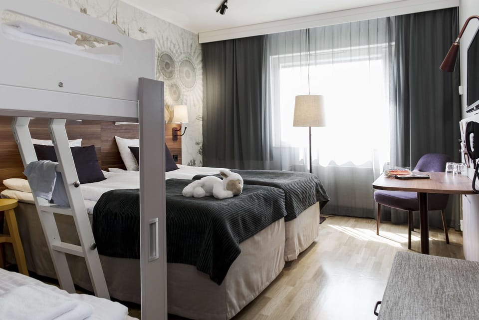 Family Room | Desk, iron/ironing board, WiFi (free), bed sheets