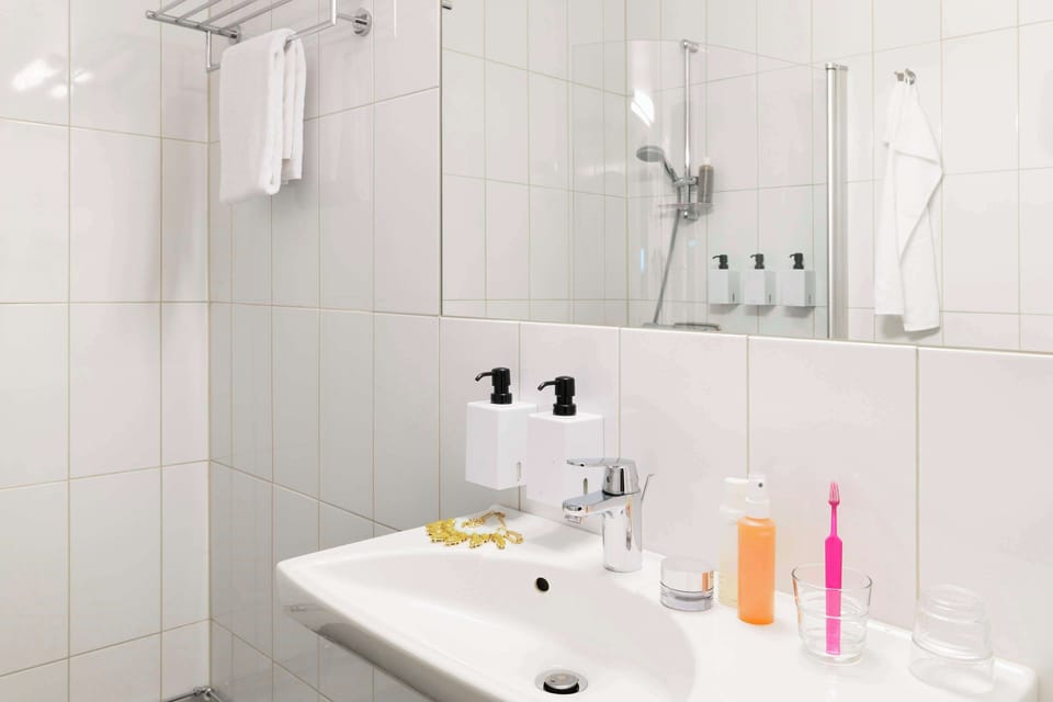 Superior Twin Room | Bathroom | Shower, hair dryer, towels
