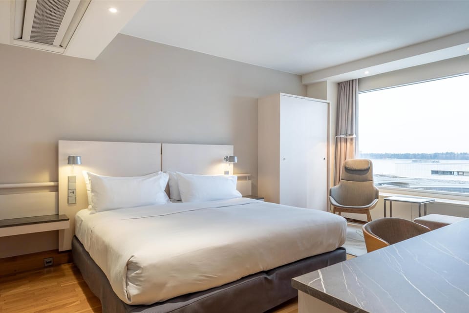 Junior Suite, 1 King Bed, Partial Sea View | Hypo-allergenic bedding, minibar, soundproofing, iron/ironing board