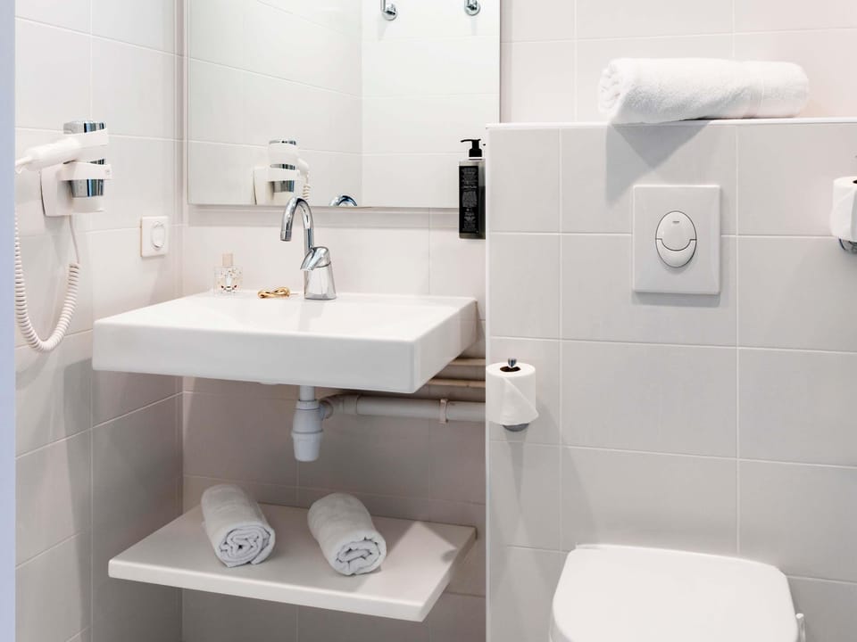 Premium bedding, desk, soundproofing, free WiFi