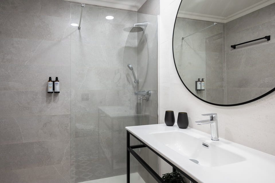 Premium Double Room | Bathroom | Shower, towels