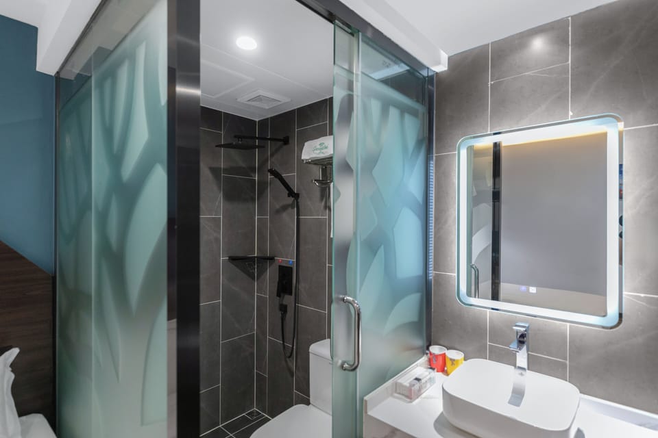  Japanese Style Twin Room-No Window | Bathroom | Shower, rainfall showerhead, free toiletries, hair dryer