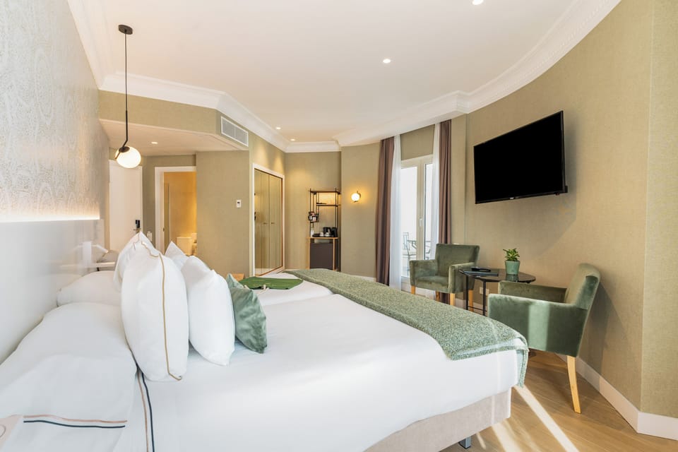 Grand Room (Premium Plaza Views) | Down comforters, minibar, in-room safe, desk