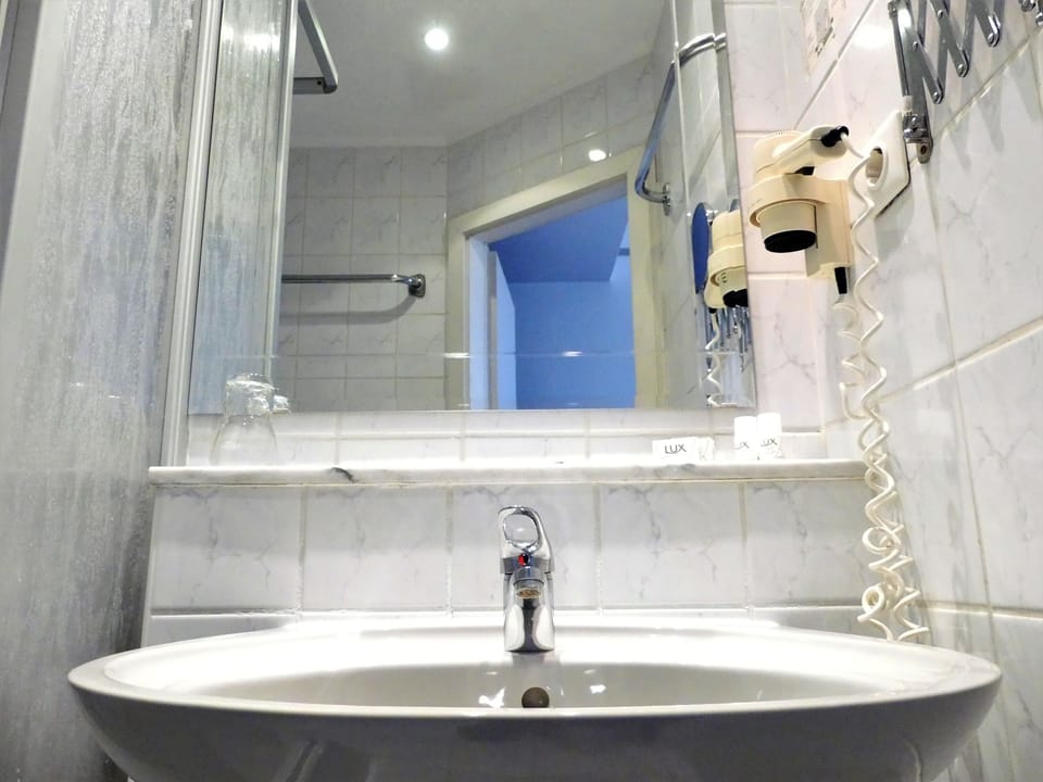 Double Room | Bathroom sink