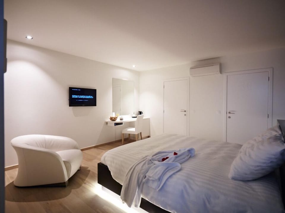 Premium bedding, minibar, in-room safe, desk