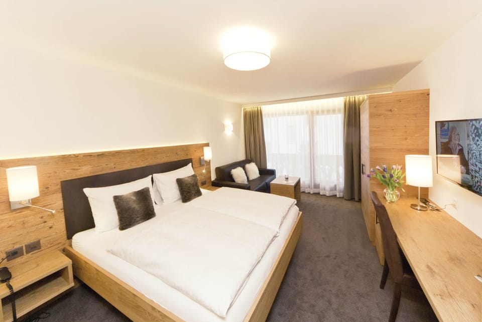 Standard Double Room, Balcony (Alpenrose) | Minibar, in-room safe, desk, free WiFi