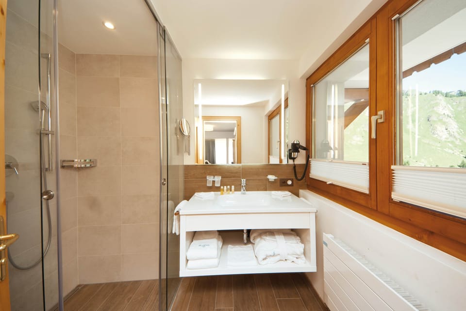Standard Double Room, Balcony (Alpenrose) | Minibar, in-room safe, desk, free WiFi