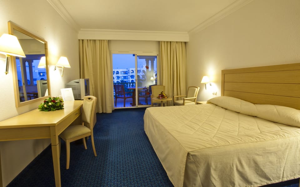 Minibar, in-room safe, iron/ironing board, bed sheets