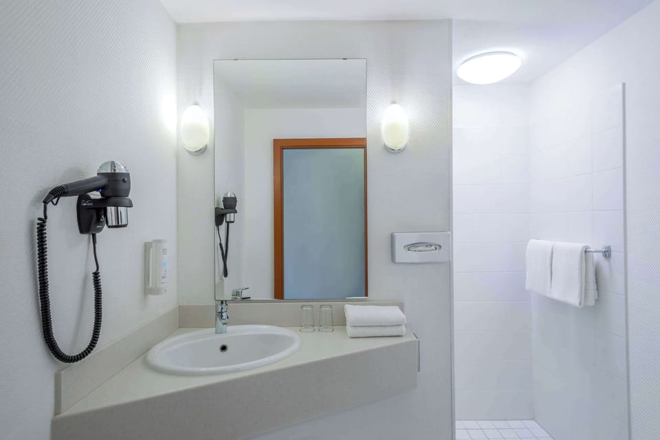 Standard room | Bathroom | Free toiletries, hair dryer, towels, soap