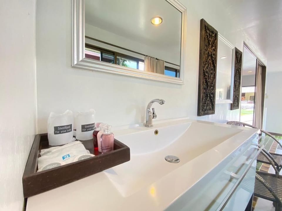 Deluxe Family Villa | Bathroom | Shower, hair dryer, towels