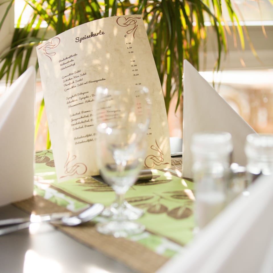 Lunch and dinner served, international cuisine