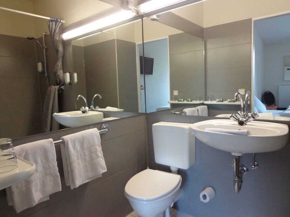 Quadruple Room | Bathroom | Shower, free toiletries, hair dryer, towels