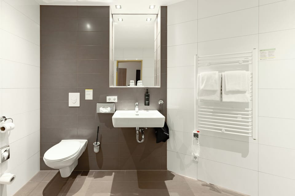 Standard Room, 1 Queen Bed | Room amenity