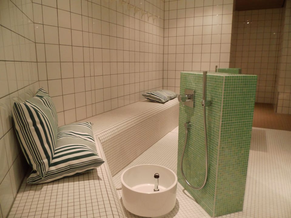 Couples treatment rooms, sauna, steam room, body treatments