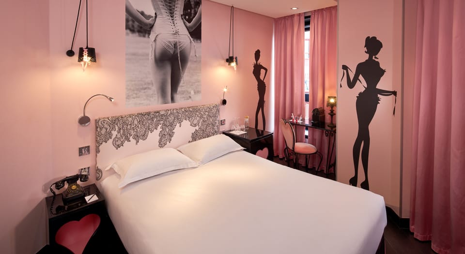 Deluxe Room | Minibar, in-room safe, desk, soundproofing