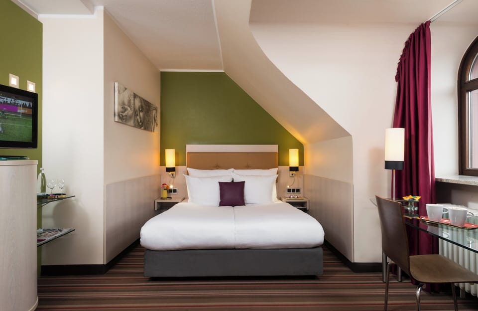 Family Quadruple Room | In-room safe, desk, free WiFi, bed sheets