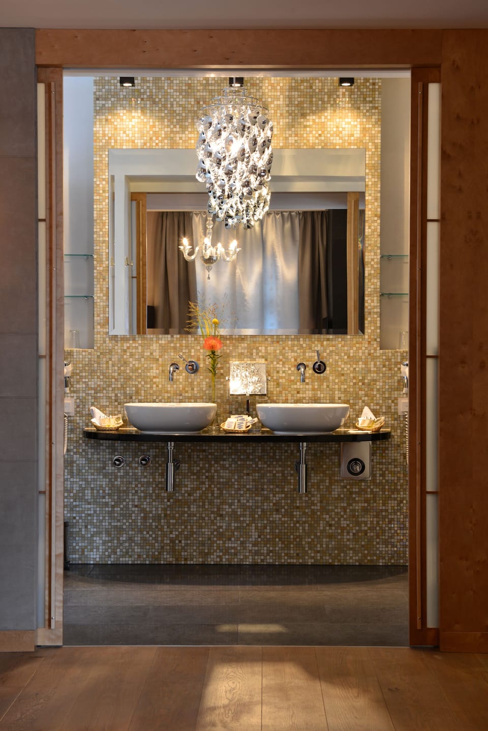 Suite | Bathroom | Free toiletries, hair dryer, slippers, towels