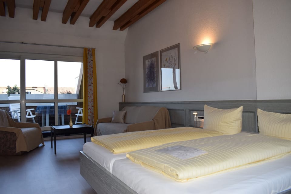 Junior Suite | Premium bedding, minibar, desk, blackout drapes