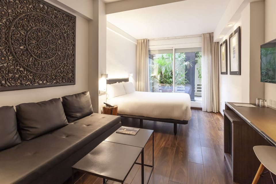 Habitación Deluxe | Premium bedding, minibar, in-room safe, individually decorated
