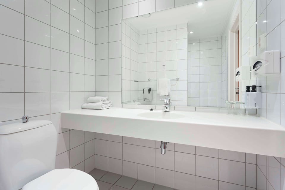 Standard Twin Room | Minibar, desk, iron/ironing board, free cribs/infant beds