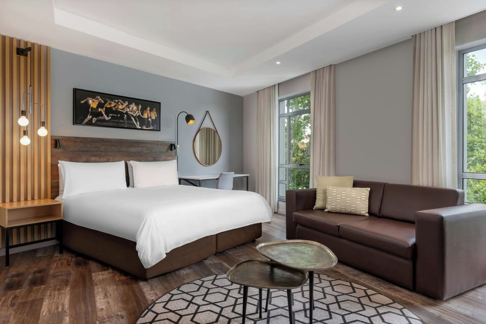 Room, 1 King Bed | Premium bedding, memory foam beds, in-room safe, desk