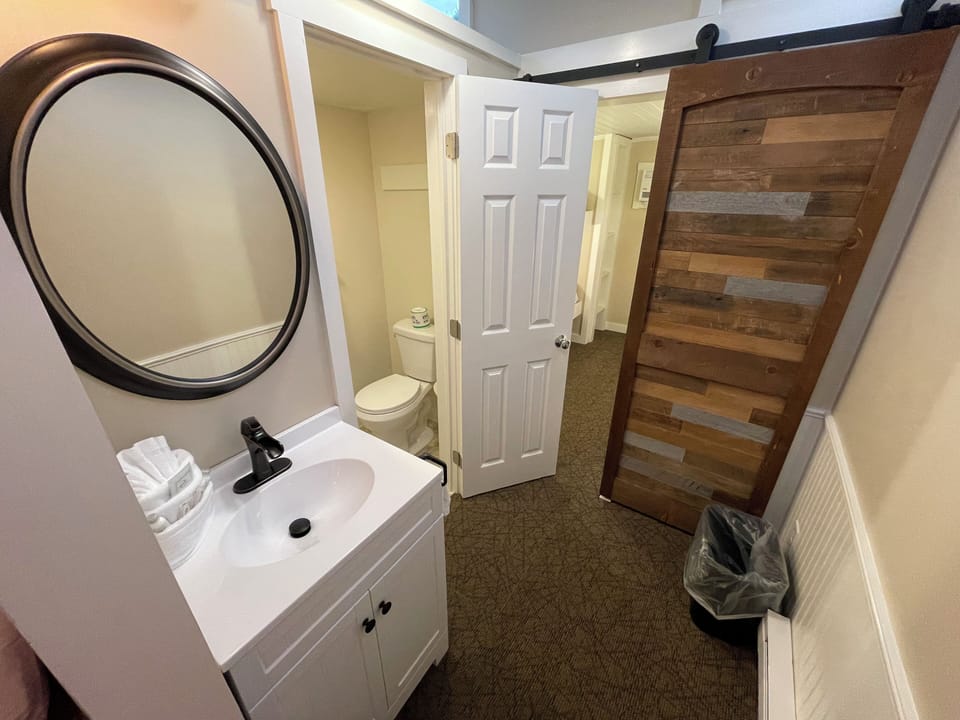 Large Family Caboose, 1 Double Bed and 4 Single Bunks | Bathroom | Free toiletries, towels, soap, shampoo