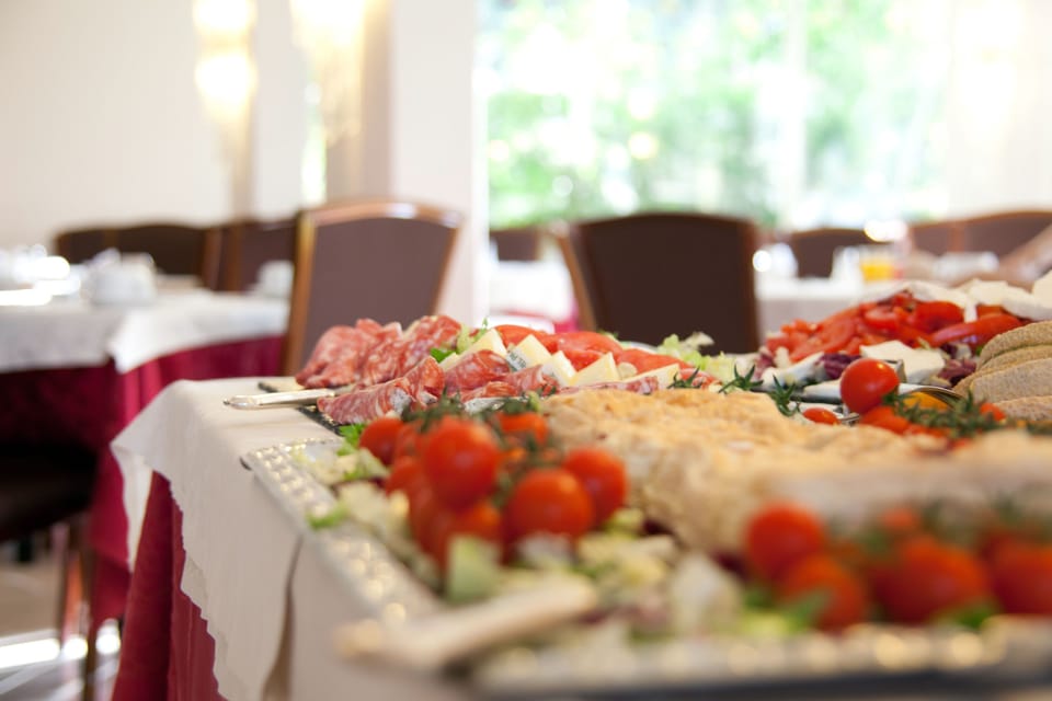 Breakfast, lunch, dinner served; Regional cuisine 