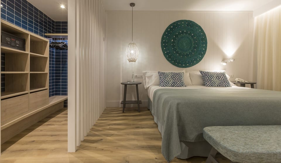 Minibar, iron/ironing board, cribs/infant beds, free WiFi
