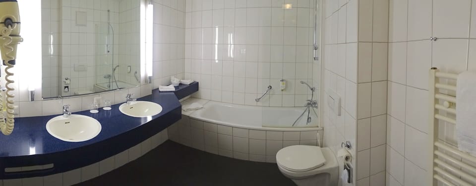Combined shower/tub, hair dryer, towels