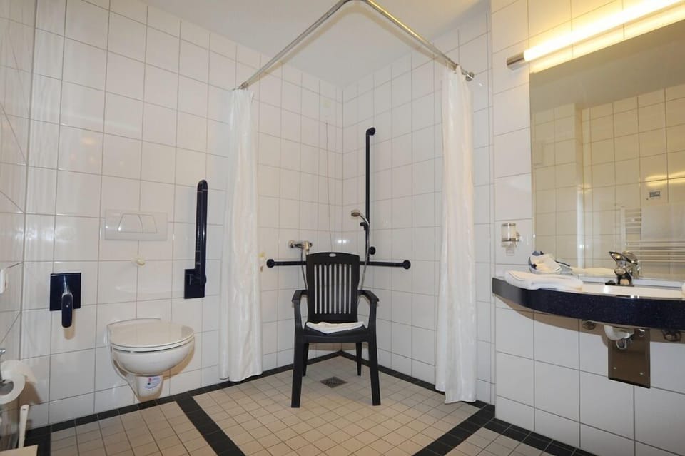 Combined shower/tub, hair dryer, towels