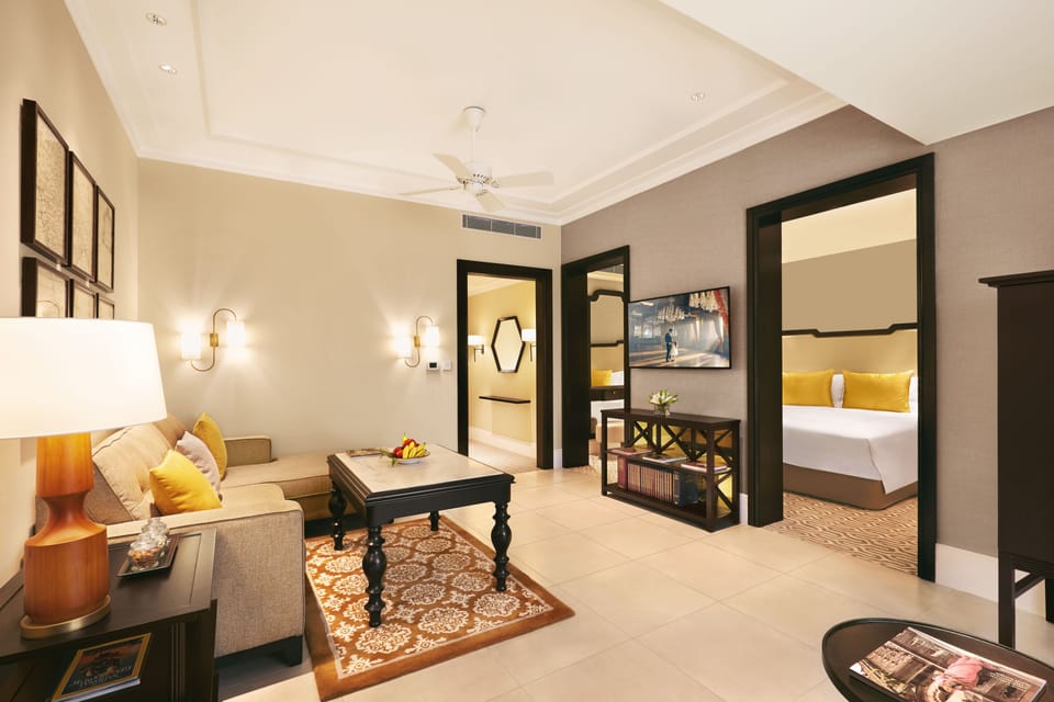 Executive Suite | Living room | 49-inch LED TV with satellite channels, TV