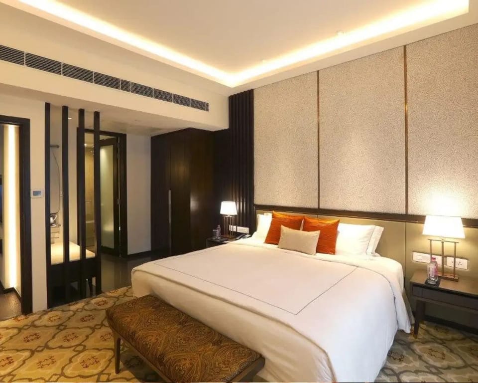Premium Suite | Minibar, in-room safe, desk, laptop workspace